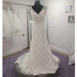 David's Bridal 2009 Lace V-Neck Ivory Wedding Gown t9612